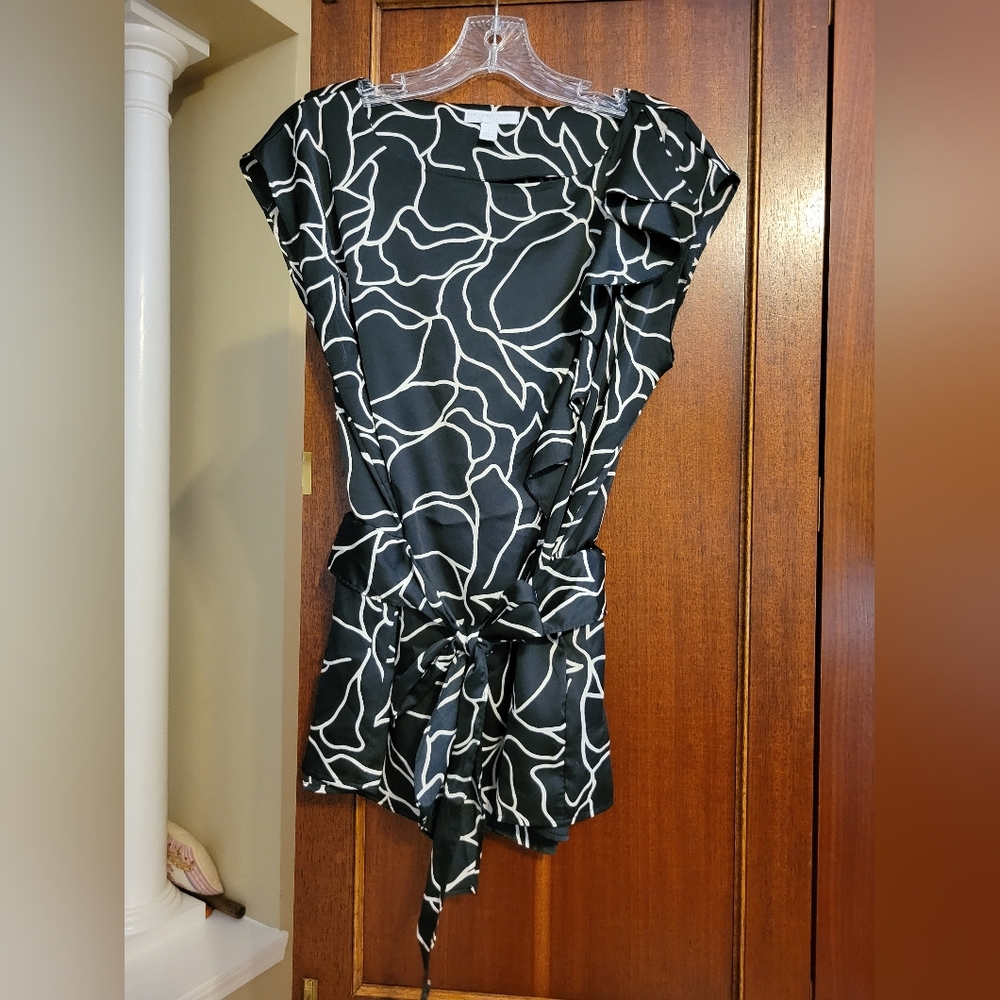 Black and white New York & Company cap sleeve blouse. Size medium. EUC.